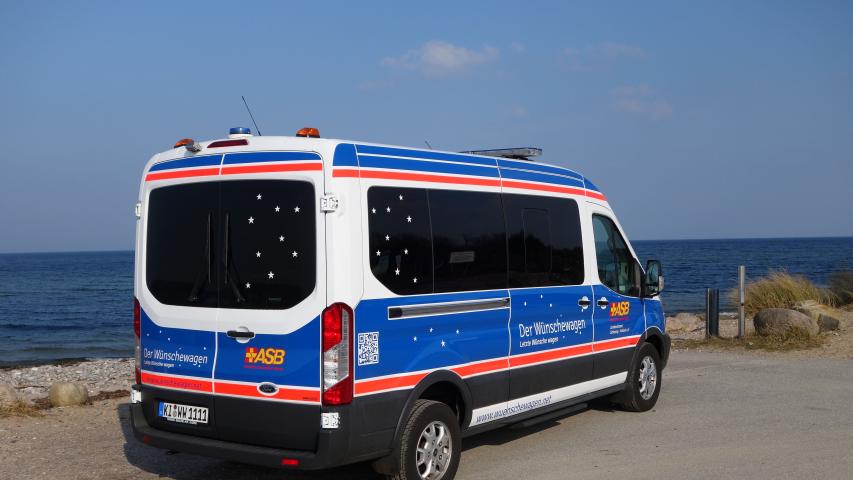 Der Wünschewagen Schleswig-Holstein am Strand von Hohenfelde. Der Wünschewagen Schleswig-Holstein am Strand von Hohenfelde.